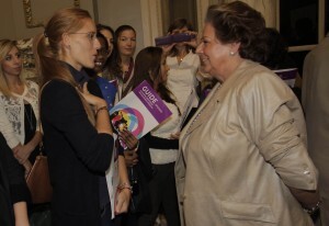 La alcaldesa conversa con una estudiante en la presentación de la guía/josé sapena