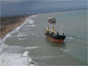 Vista aérea de los mercantes a escasos metros de la playa de El Saler/salvamento marítimo