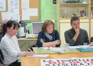 Amadeu Sanchis con Marga Sanz, coordinadora de EU del Pais València, y la edil Rosa Albert, en una reunión vecinal/eu
