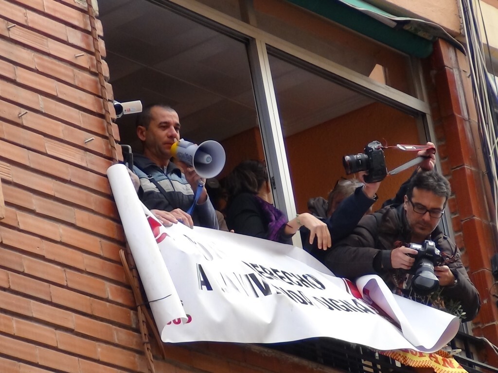 Familia que mantiene su casa