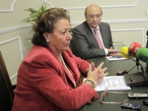 La alcaldesa, Rita Barberá, con el edil de Personal, Vicente Igual, en la comparecencia de primeras horas de ésta mañana/ayto vlc La alcaldesa, Rita Barberá, con el edil de Personal, Vicente Igual, en la comparecencia de primeras horas de ésta mañana/ayto vlc