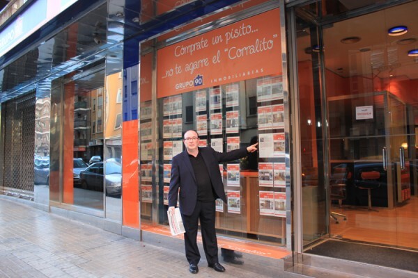 Carlos García Zaragoza a la entrada de su oficina