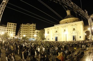Los jóvenes llenaron la plaza de la Virgen para asistir al inicio del congreso y al concierto/alberto saiz Los jóvenes llenaron la plaza de la Virgen para asistir al inicio del congreso y al concierto/alberto saiz