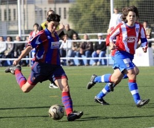 Una jugadora del Levante Femenio en un encuentro con el Atl de Madrid con el que jugarán la próxima jornada/http://www.futbolwins.com