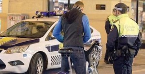 Un agente de la Policía Local multa a un ciclista/l.p.