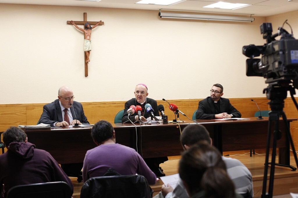 El arzobispo de Valencia, Carlos Osoro, con el responsable de Pastoral Juvenil, a la derecha, Oscar Benavent/alberto saiz