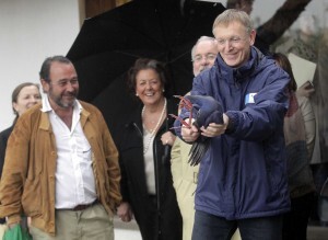 El comisario europeo de Medio Ambiente con un ave en la mano mientras le miran el ministro y la alcaldesa/ayto vlc El comisario europeo de Medio Ambiente con un ave en la mano mientras le miran el ministro y la alcaldesa/ayto vlc
