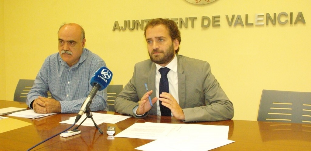 El concejal Salvador Broseta, a la derecha, en una rueda de prensa/vlcciudad