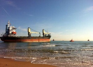 El BSL Sunrise varado en la playa mientras los remolcadores intentaban llevarlo mar adentro/salvamento marítimo El BSL Sunrise varado en la playa mientras los remolcadores intentaban llevarlo mar adentro/salvamento marítimo