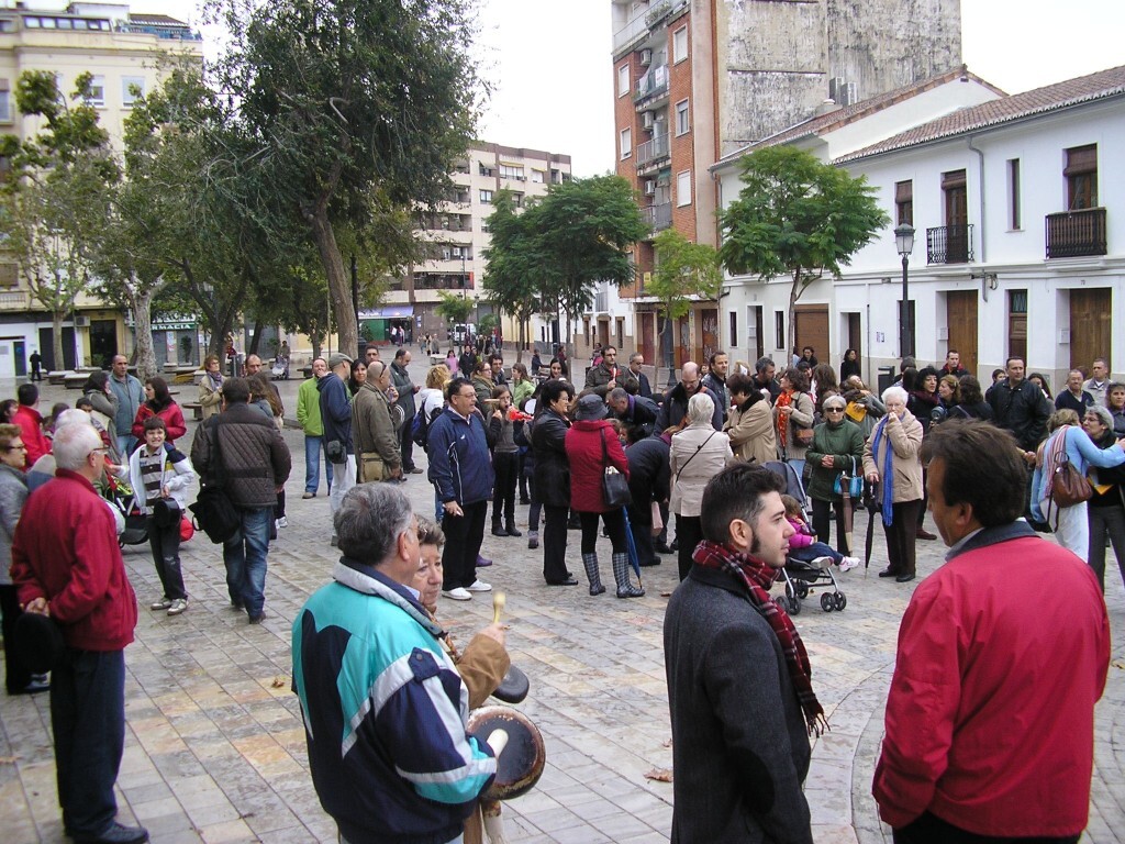 Un aspecto de la plaza de Patraix durante la cacerolada antes de empezar el recorrido por el barrio/vlcciudad