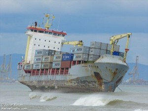 El mercante Celia quedó varado a pocos metros de la costa El mercante Celia quedó varado a pocos metros de la costa