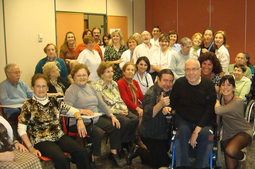 Los miembros del centro La Amistat con la edil Albert/ayto vlc