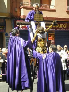 Varios cofrades escenifican una de las estaciones del Vía Crucis con la imagen de la Concordia