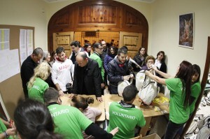 Reparto de mochilas a los asistentes al foro nacional/alberto saiz Reparto de mochilas a los asistentes al foro nacional/alberto saiz