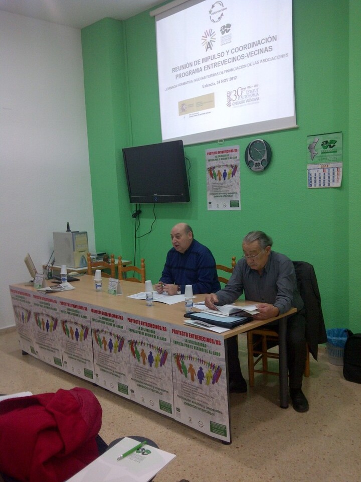 Juan Antonio Caballero, a la izquierda, en la jornada dedicada al programa Entrevecinos/cavecova