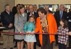La alcaldesa inaugurando la pasada edición de Expojove con las Falleras Mayores/ciberfallas