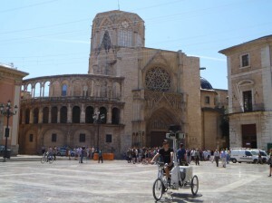 El ciclista que tomó las imágenes en la plaza de la Virgen/tvlc El ciclista que tomó las imágenes en la plaza de la Virgen/tvlc