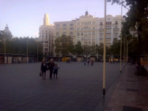 La empresa andaluza ya ha empezado a colocar la infraestructura en la plaza del Ayuntamiento/vlcciudad