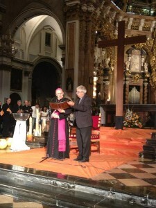 El arzobispo da la bienvenida a los jóvenes con la Cruz de los Jóvenes en el altar de la Catedral/cnpj2012