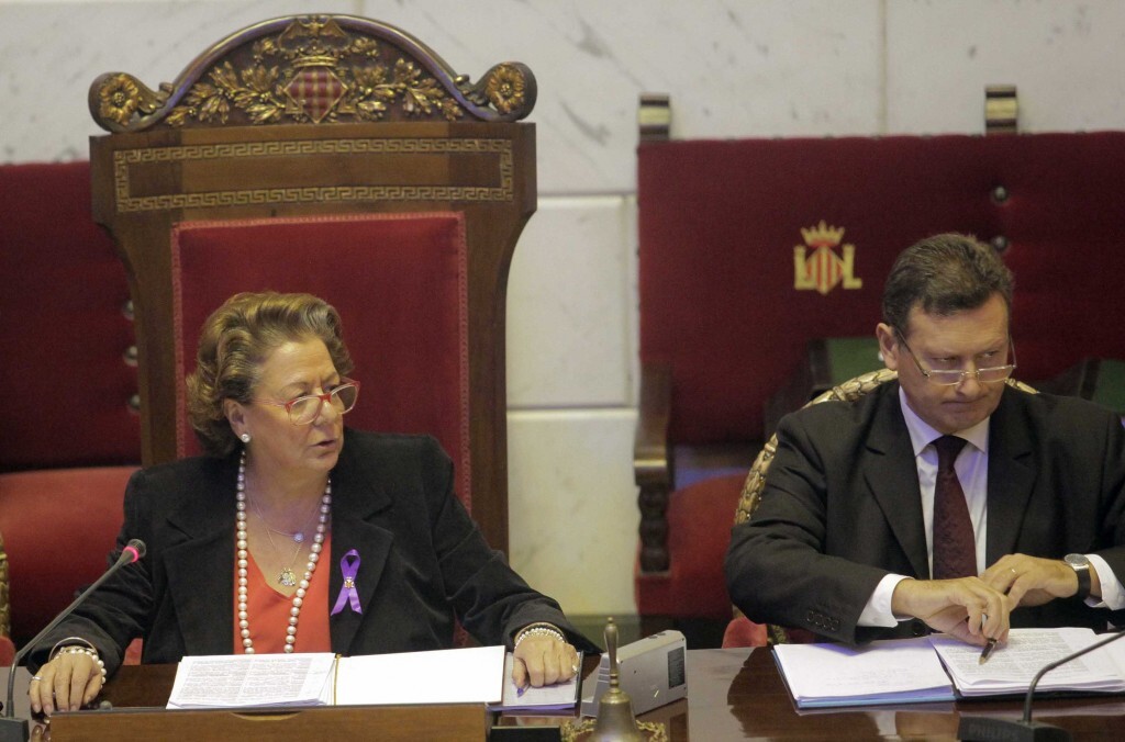 La alcaldesa y los ediles lucieron el lazo contra la violencia/ayto vlc