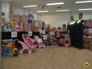 Los juguetes que se han recibido para entregar a los hijos de mujeres víctimas de violencia de género/policía local valencia