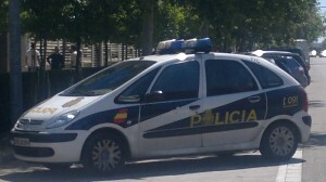 Un vehículo de la Policía Nacional en una calle de una ciudad