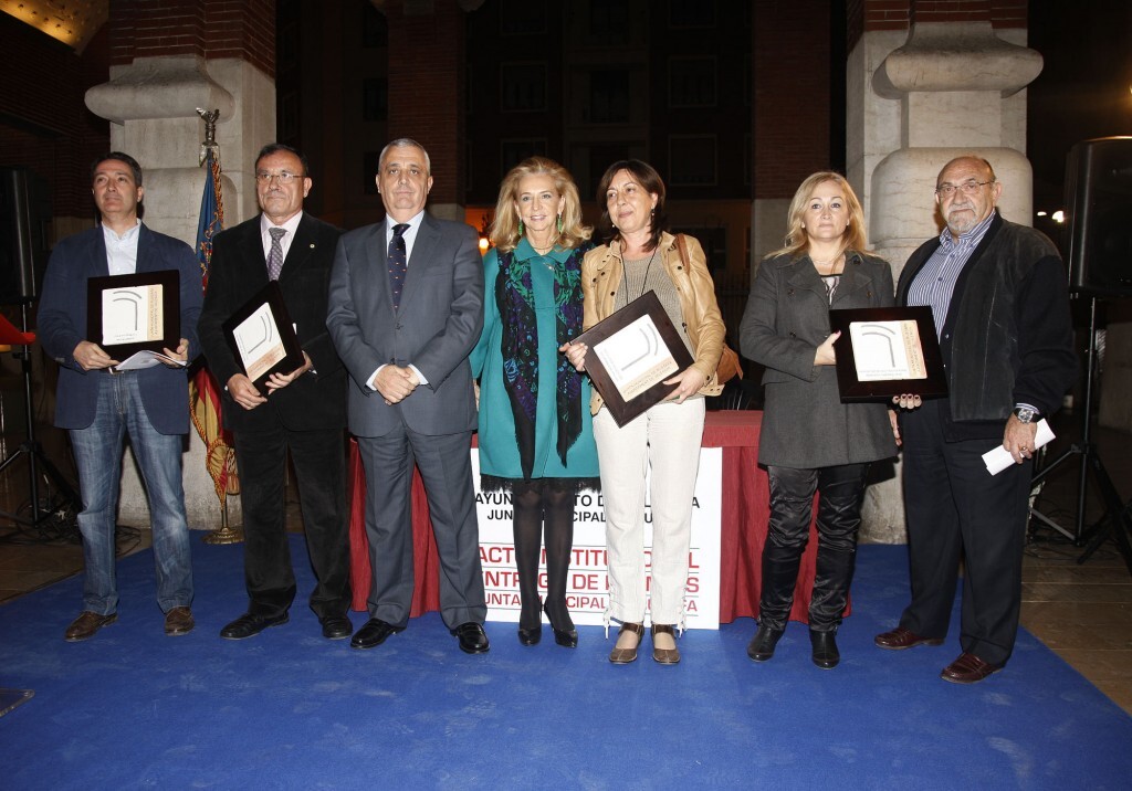 La edil Beneyto y el vicepresidente de la junta de Ruzafa en la entrega de premios
