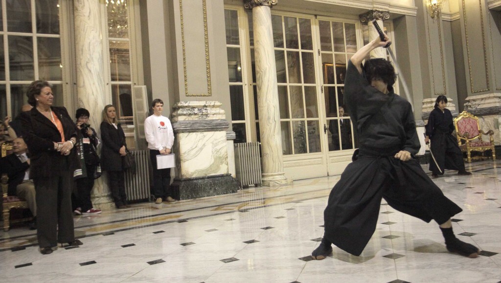 La alcaldesa contempla la exhibición de samurai del instructor de la película Kill Bill/ayto vlc