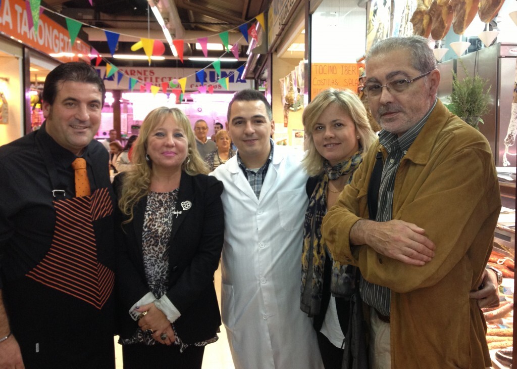 La concejala Puchalt con los vendedores del Mercado de Torrefiel, la edil Albert y el presidente de la AAVV de Torrefiel/ayto vlc