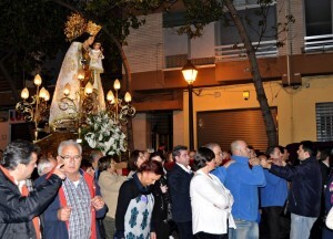 La patrona tuvo un notable recibimiento y no le faltaron hombros en La Creu del Grao/rafa montesinos