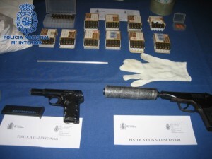 Las dos pistolas intervenidas junto a otro material/cnp Las dos pistolas intervenidas junto a otro material/cnp