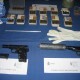 Las dos pistolas intervenidas junto a otro material/cnp