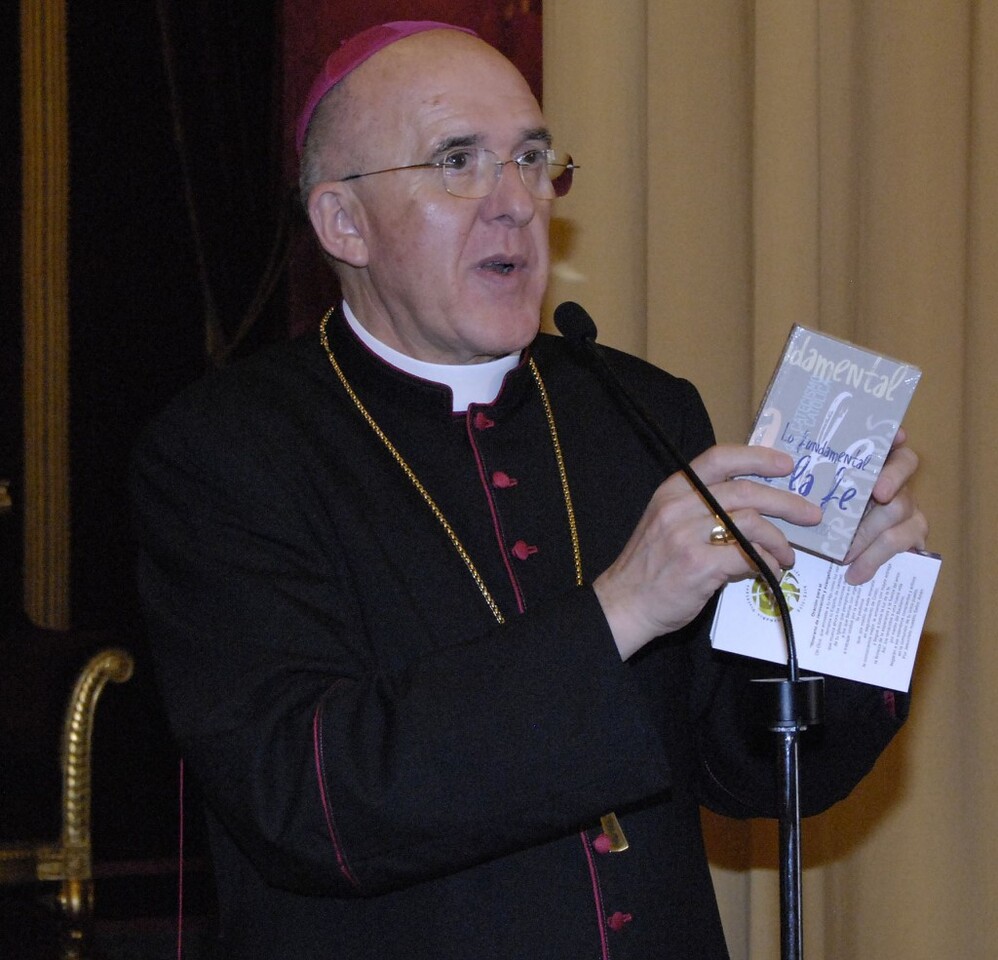 El arzobispo con un ejemplar del libro con las 100 preguntas sobre la Fe/I.Miñana