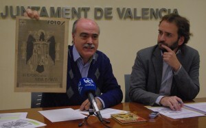 El coordinador del Grupo de la Memoria Histórica, Matías Alonso, con el edil socialista, Salvador Broseta/gms