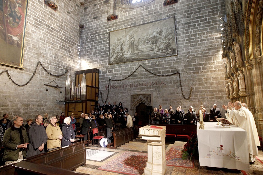 El arzobispo oficia la misa a los cofrades de la Santa Cena/alberto saiz-avan
