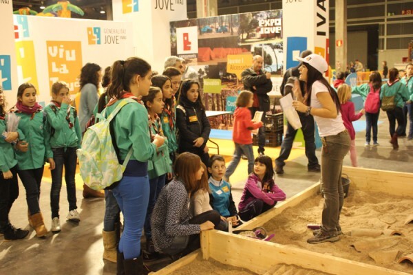 Niños en el área de arqueología del stand del IVAJ