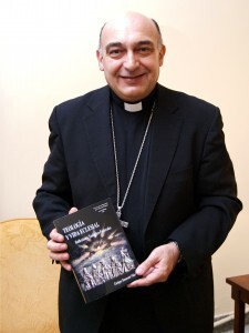 El obispo Benavent con un ejemplar de su libro/paraula