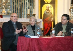 Andrés de Sales Ferri, a la izquierda, en la presentación de un libro en la iglesia de Santa María del Mar en el Grao de Valencia