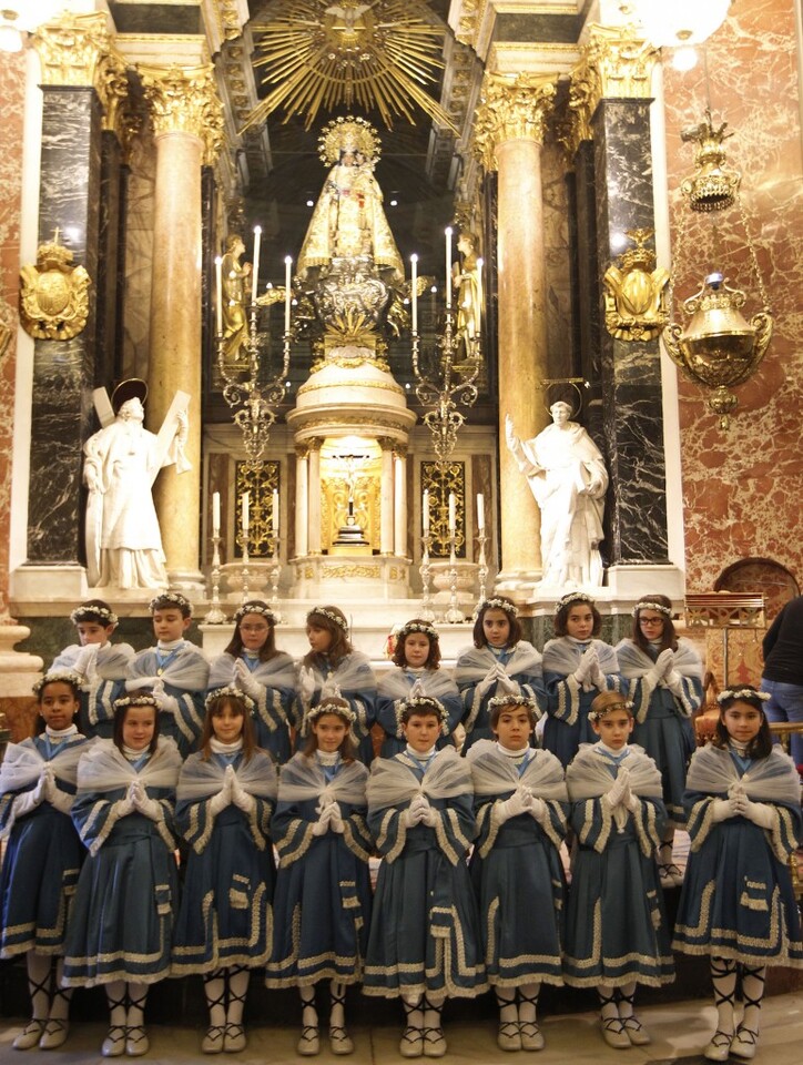 Els Angelets delante de la imagen de la Virgen de los Desamparados/alberto saiz