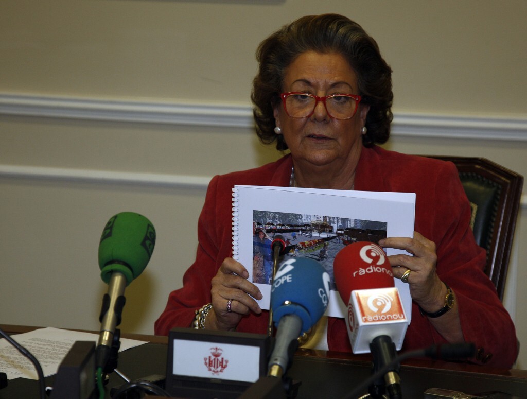 La alcaldesa, Rita Barberá, enseña una figuración de la propuesta de la plaza con la pista de hielo/ayto vlc