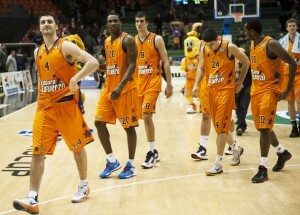 Los jugadores del Valencia Basket se retiran al acabar el encuentro/isaac ferrera