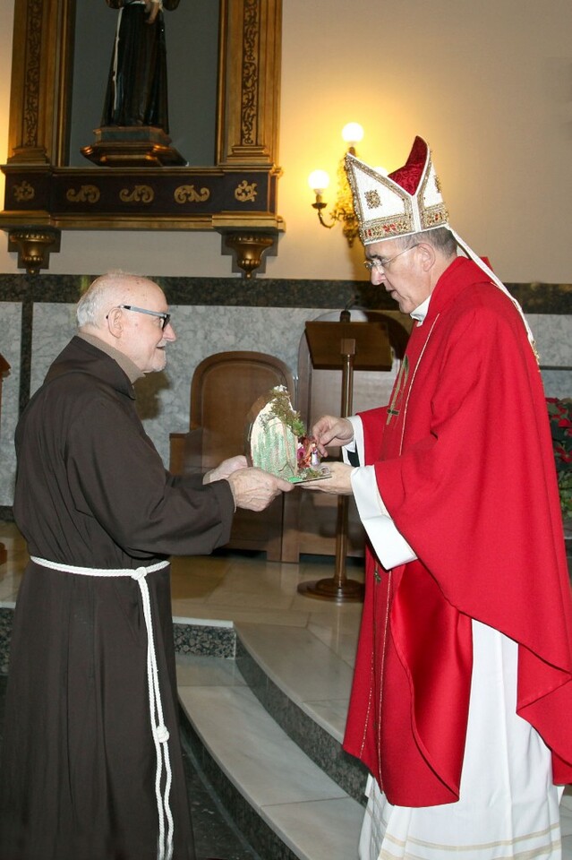 Fray Conrado entrega un nacimiento al arzobispo/manolo guallart
