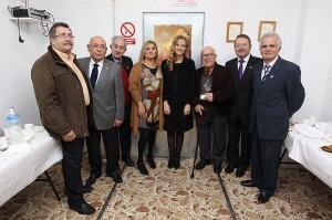 Rafael Contreras con los miembros del circulo, la Fallera Mayor y la edil socialista, Pilar Calabuig/josep v. zaragoza