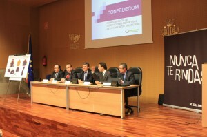 Una reunión celebrada en la sala del complejo de la Petxina