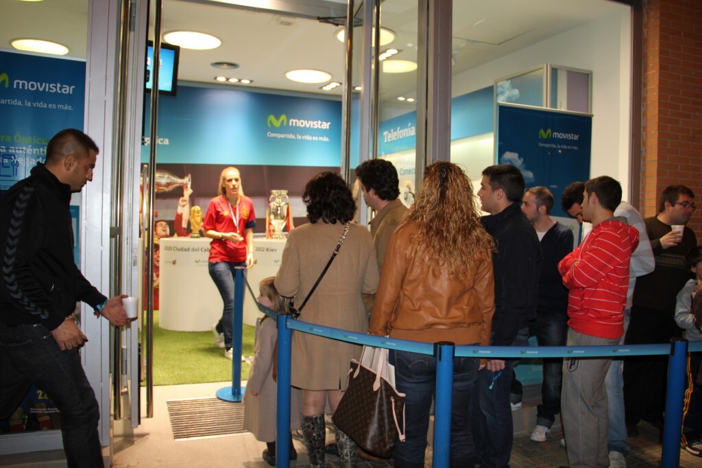 Un grupo de personas hace cola para entrar a fotografiarse con las tres copas/movistar