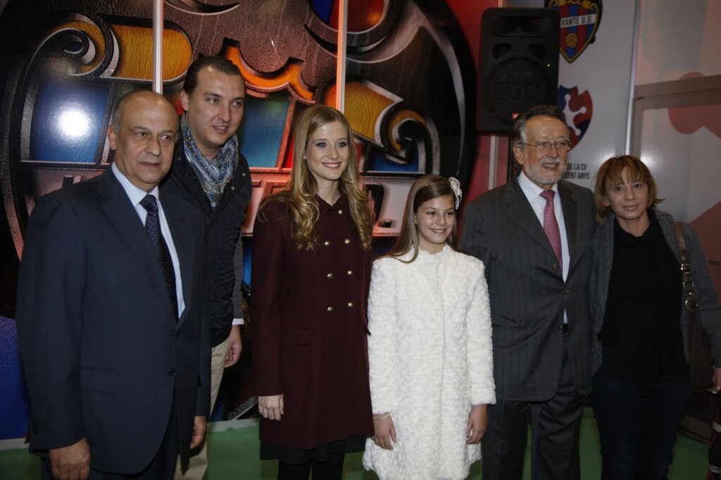 El presidente del Levante UD con el edil de Fiestas, el vicealcalde, la edil de Compromís y las Falleras Mayores/ayto vlc