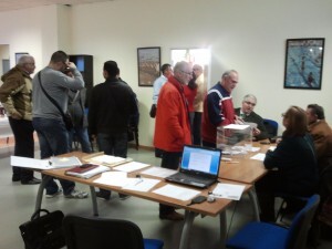 Un momento de la votación en la sede de la FECA sita en el barrio de Tres Forques de Valencia/vlcciudad