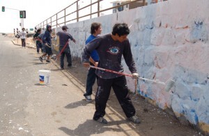 Un grupo de grafiteros realizando trabajos para la sociedad