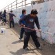 Un grupo de grafiteros realizando trabajos para la sociedad