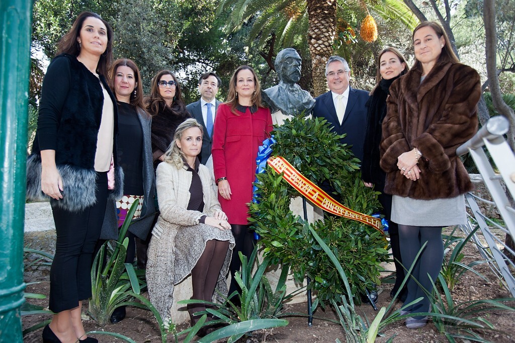 La Regina dels Jocs Florals con sus damas y el presidente de Lo Rat en la ofrenda a Constantí Llombart/vlcciudad
